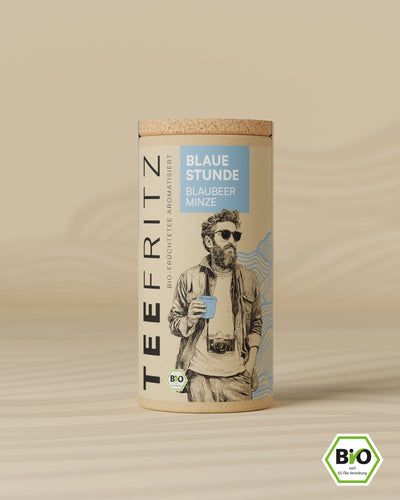 Bio Früchtetee „Blaue Stunde“ von TeeFritz – aromatisierte Mischung mit Blaubeere und Minze in Pappdose mit Korkdeckel