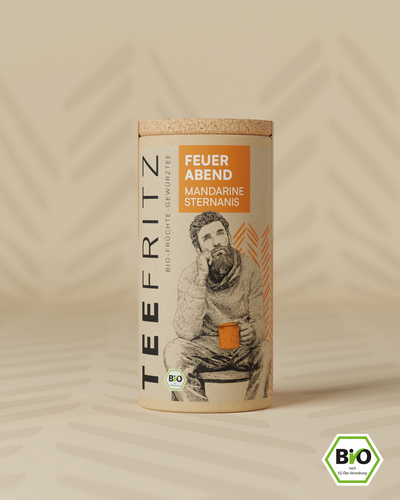 Verpackung von Bio-Teefritz mit Aufschrift "Feuer Abend, Mandarine Sternanis" und Illustration eines Mannes mit Tasse.
